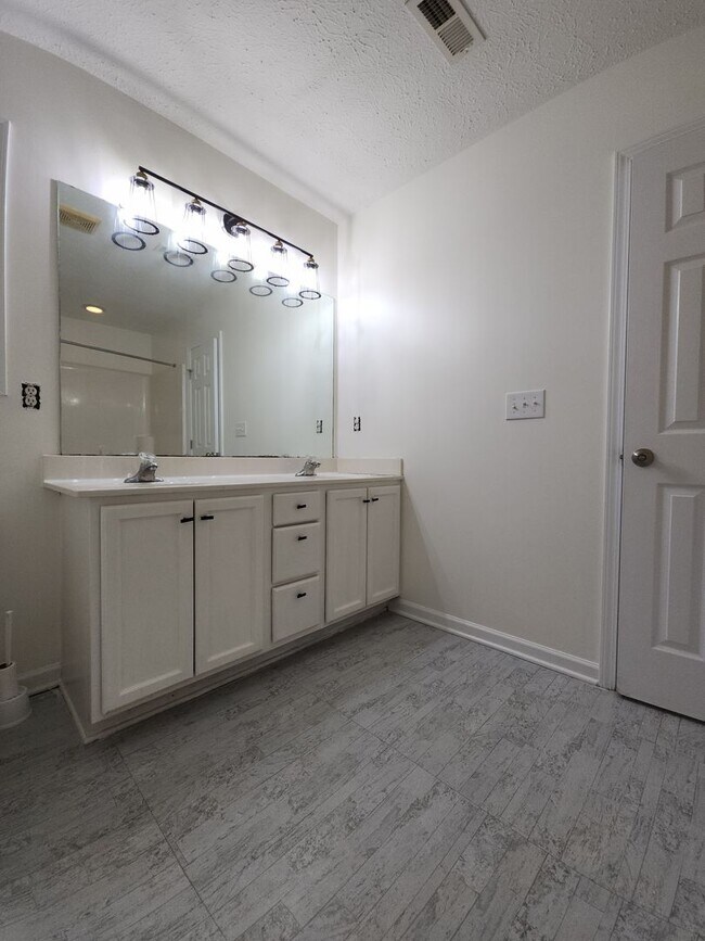 Building Photo - 205 Ashcroft Dr