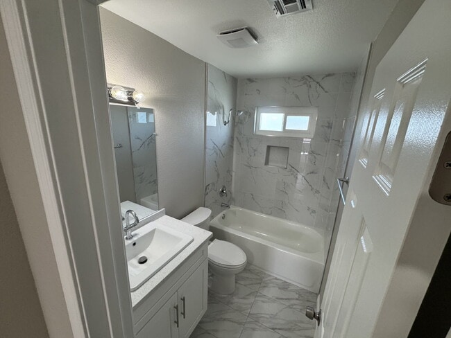 Building Photo - Beautifully Remodeled 2-Story Unit!