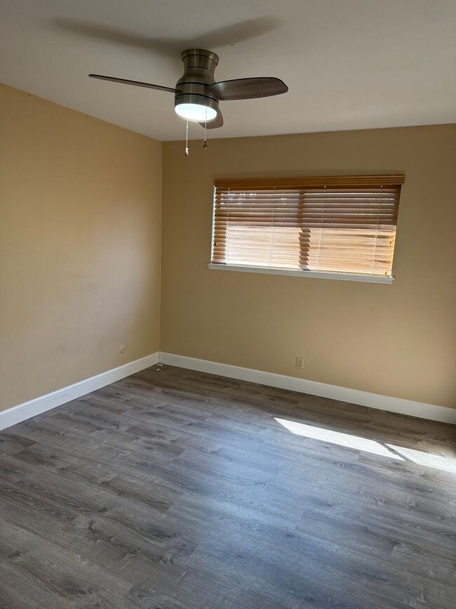 Building Photo - 3 Bedroom, 2 Bathroom Single Story Home in...