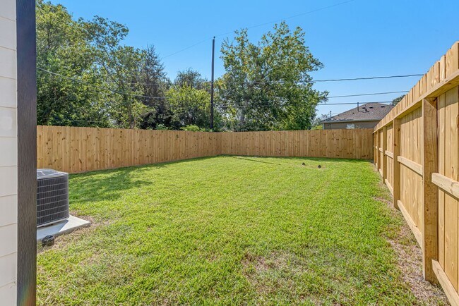Building Photo - 5642 Hirondel St