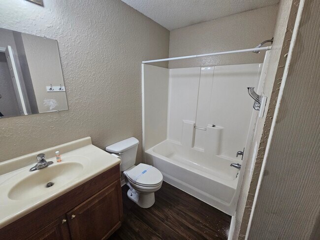 Building Photo - 107 Lively Oaks Dr