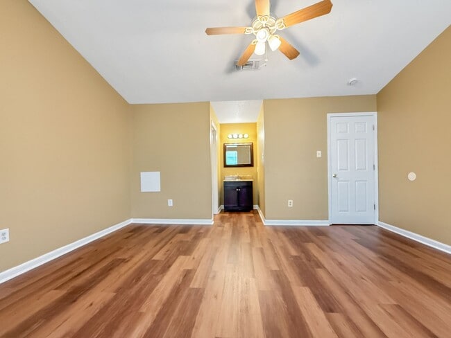 Building Photo - 2 Bedroom 1.5 Bath