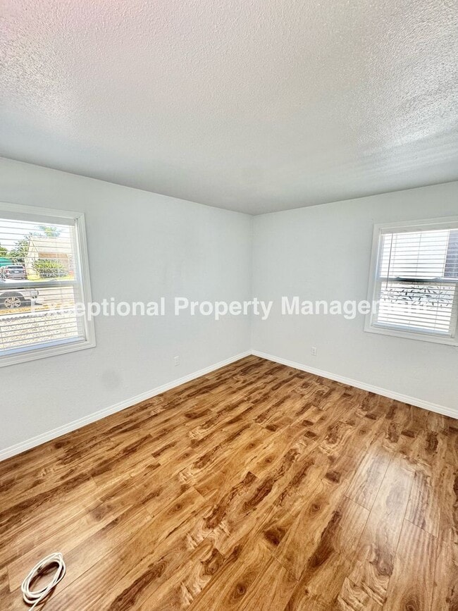 Building Photo - Ready to move in 2 bedroom 1 bath home