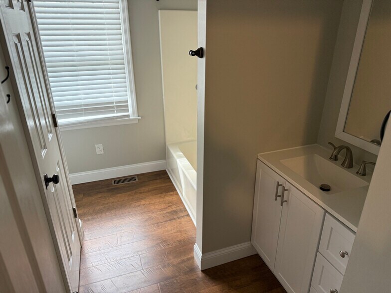 Building Photo - 125 Fieldstone Dr
