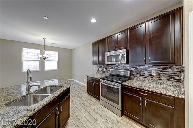 Building Photo - Northwest 4 bedroom!