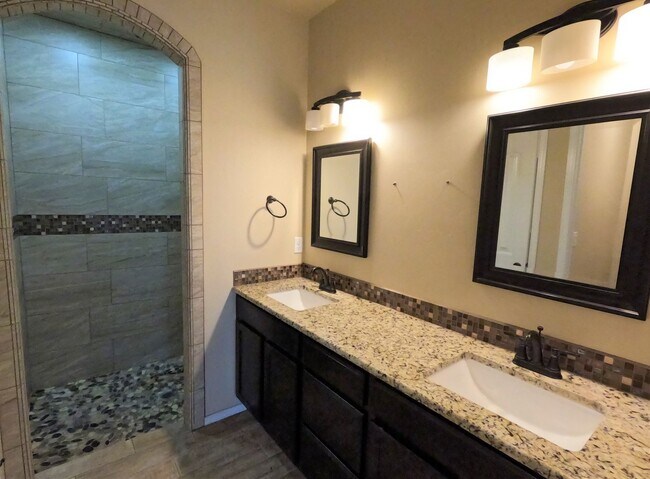 Building Photo - 928 Flora Vista Dr