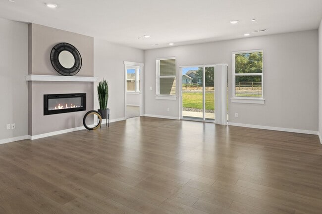 Building Photo - 4 Bedroom Home with Spacious Fully Fenced ...