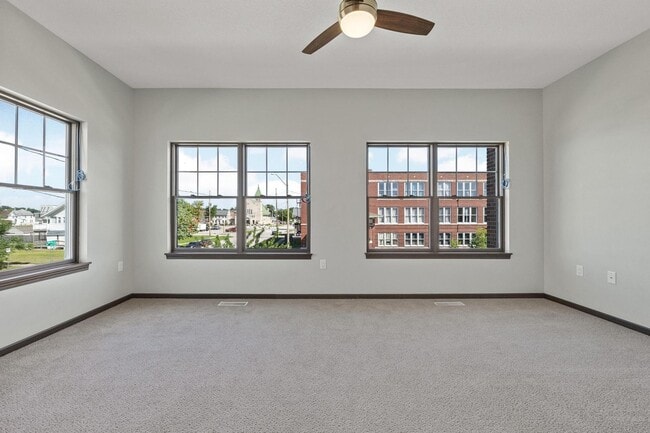 Building Photo - End Unit Townhome Just Blocks Away From Do...