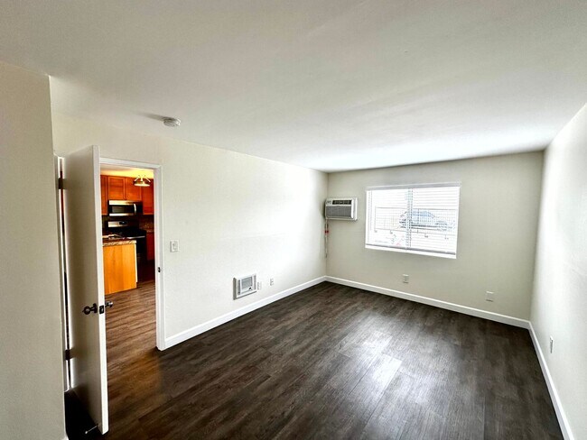 Building Photo - Gorgeous Remodeled 2 Beds + 2 Bath Condo i...