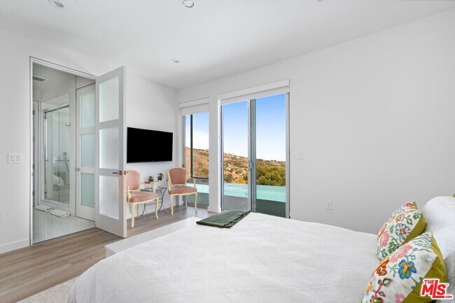 Building Photo - 28405 Via Acero