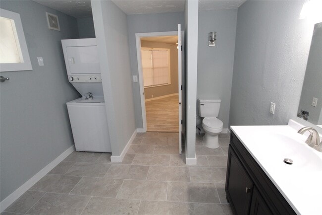 Building Photo - 15510 Cypress Garden Dr