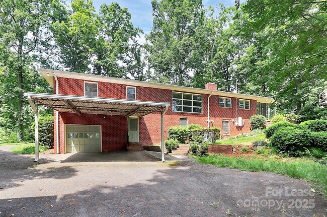Building Photo - 207 Oak Dr