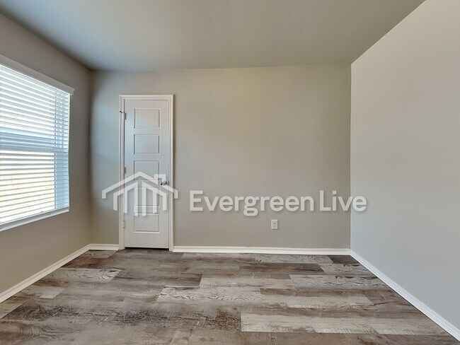 Building Photo - 3500 moraine dr