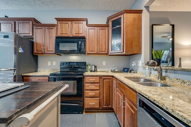 Building Photo - 2 BEDROOM 2 BATH TOWNHOME CLOSE TO DOWNTOWN