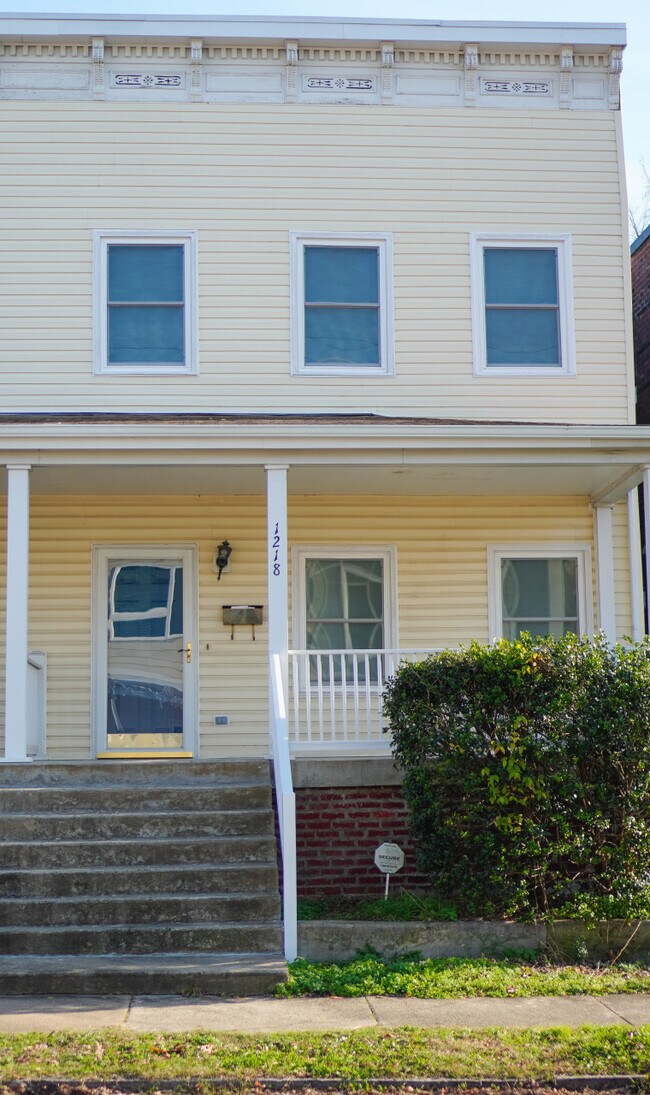 Building Photo - 1218 Bainbridge St