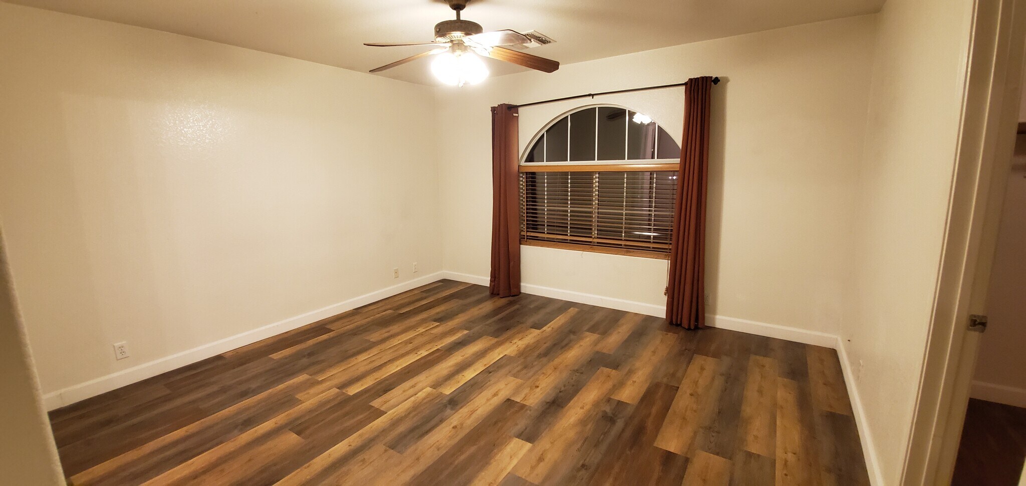 Building Photo - 2455 E Sheffield Ave