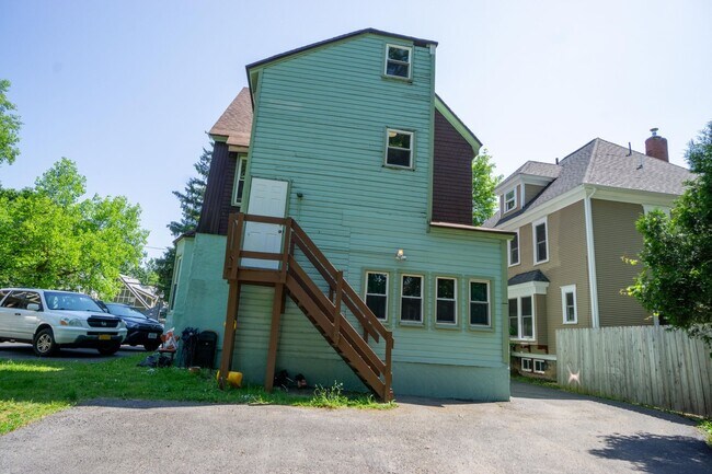 Building Photo - Available 6/1/26 - 4 Bedroom Duplex Close ...