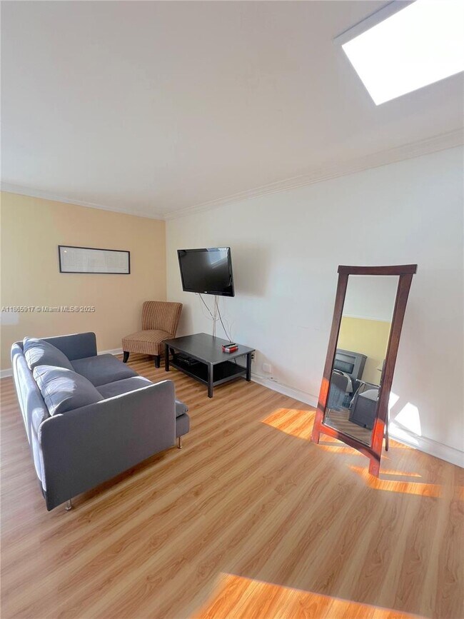 Building Photo - 100 Lincoln Rd