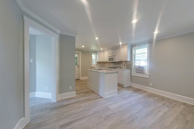 Building Photo - 813 N Spair St