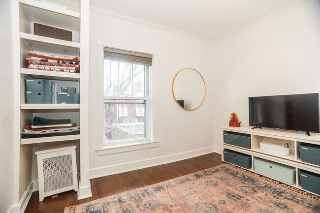 Building Photo - 901 W Ainslie St