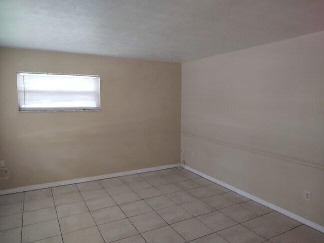 Building Photo - 119 Lithia Pinecrest Rd