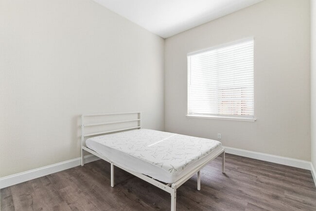 Building Photo - BEAUTIFULLY MAINTAINED SINGLE STORY HOME IN GREAT BRENTWOOD LOCATION!
