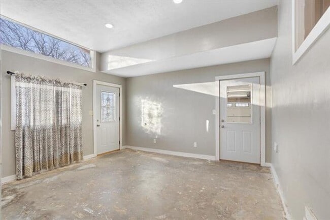 Building Photo - 4 Bedroom House!