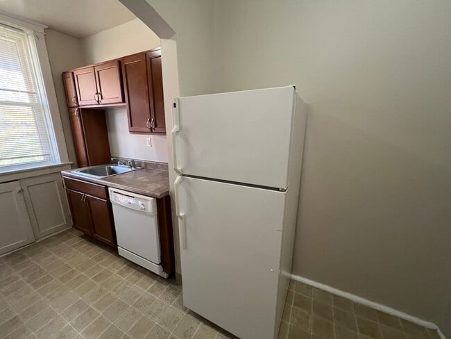 Building Photo - Beautiful 1 Bedroom Apartment in the Demun Neighborhood!