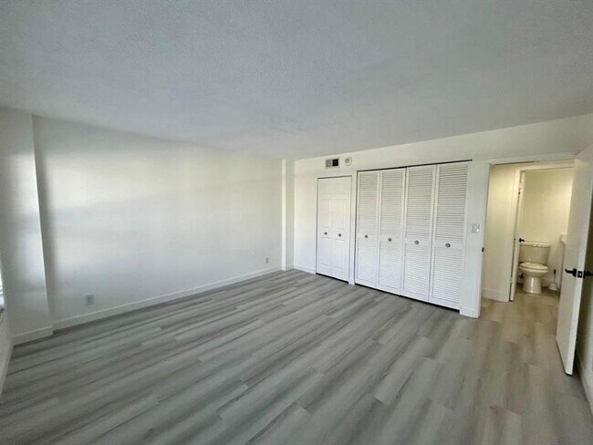 Building Photo - 405 N Ocean Blvd