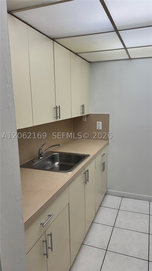 Building Photo - 14221 N Kendall Dr