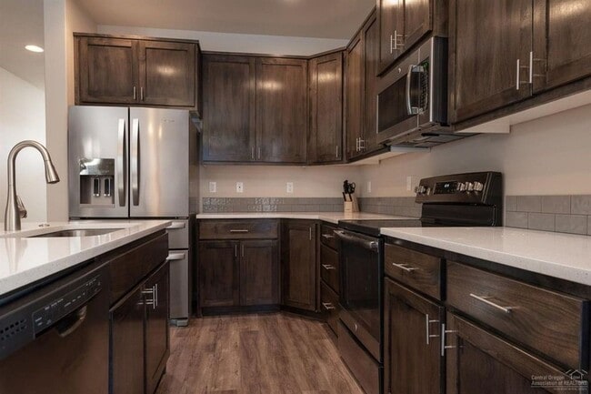 Building Photo - Well maintained home in SE Bend with AC!