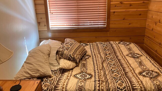 Building Photo - Furnished mountain cabin