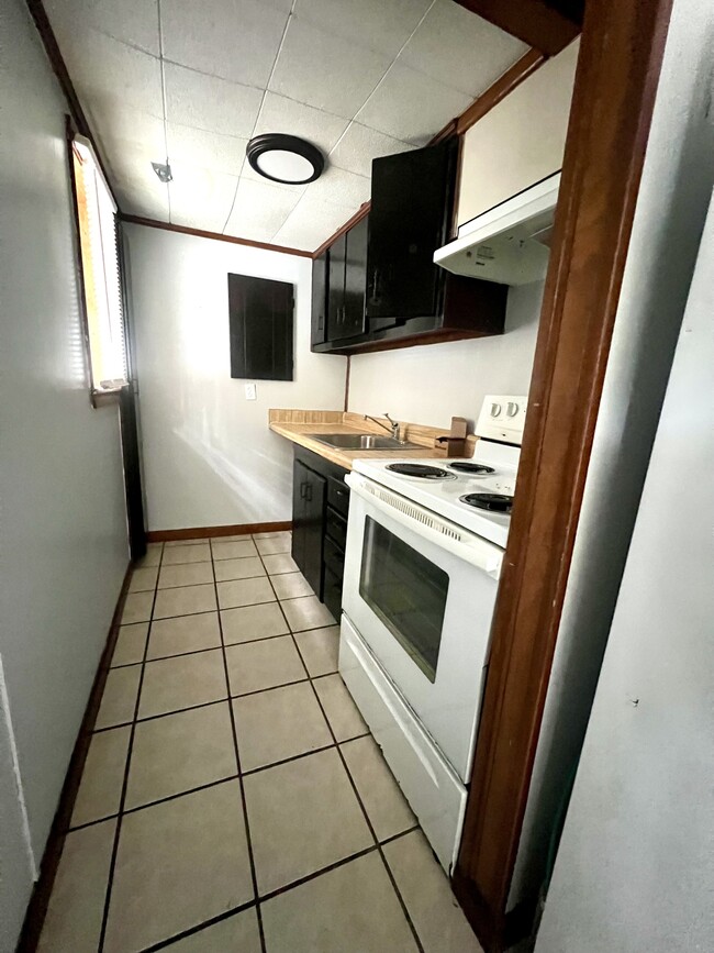 Primary Photo - 824 E Jane St