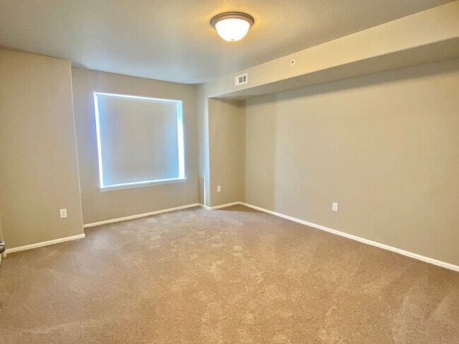 Building Photo - West Greeley Spacious Townhome With New Carpet!