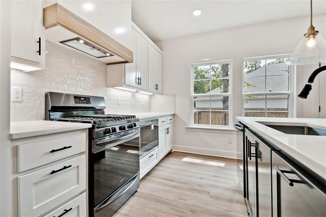 Building Photo - 10 Briscoe Ln