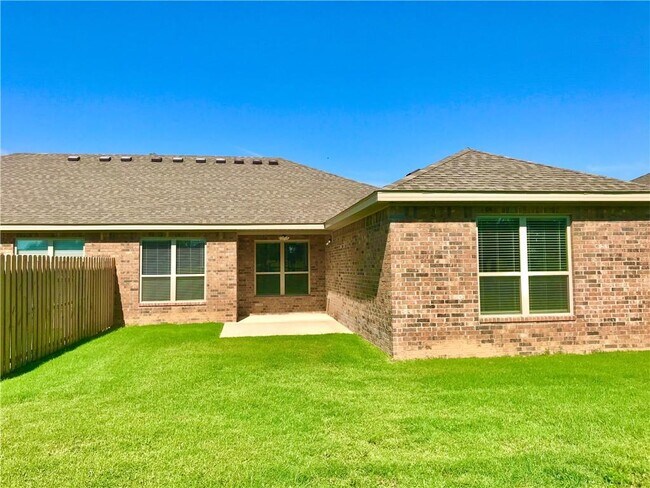 Building Photo - 204 Alder St