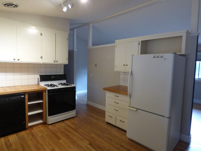 Building Photo - Perfect 2 Bedroom House