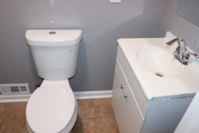 Building Photo - Spacious 4-bedroom, 1.5-bath home located ...