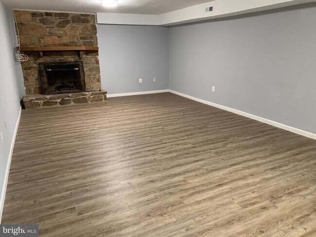 Building Photo - 7 Glade Dr