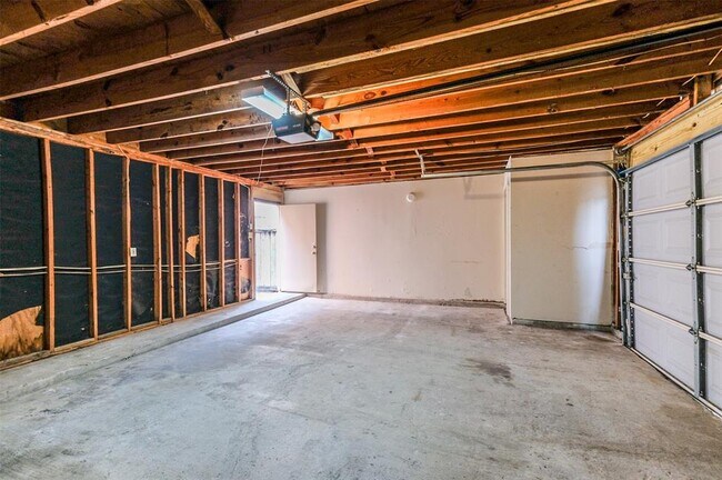 Building Photo - 3004 Beecave Dr