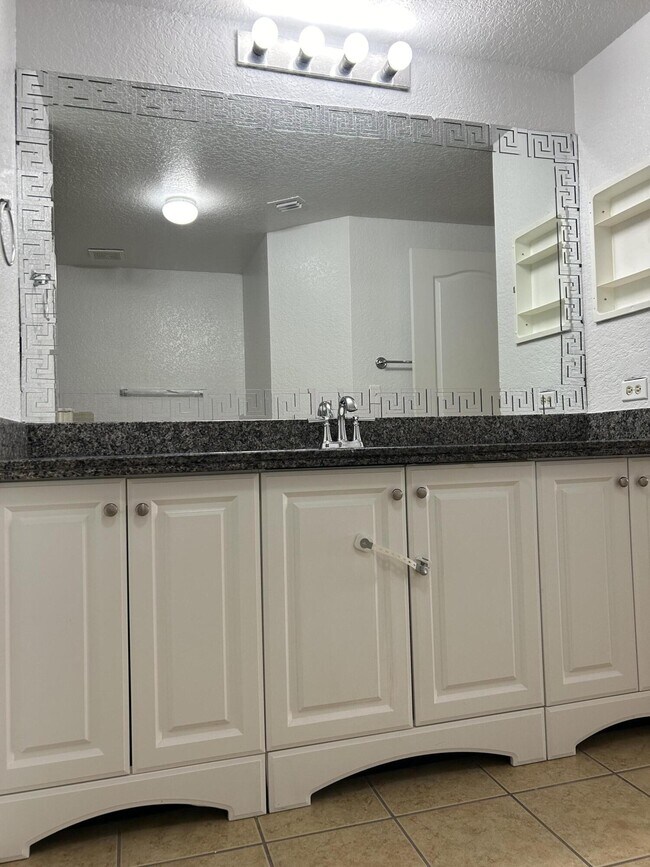 Building Photo - 130 SW Peacock Blvd