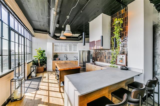 Building Photo - 2220 Canton St