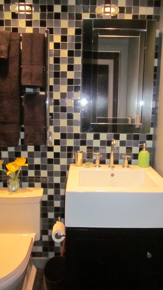 Tiled bath has view to bay. - 1415 2nd Ave