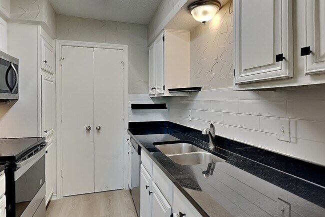 Building Photo - 8550 Fair Oaks Crossing