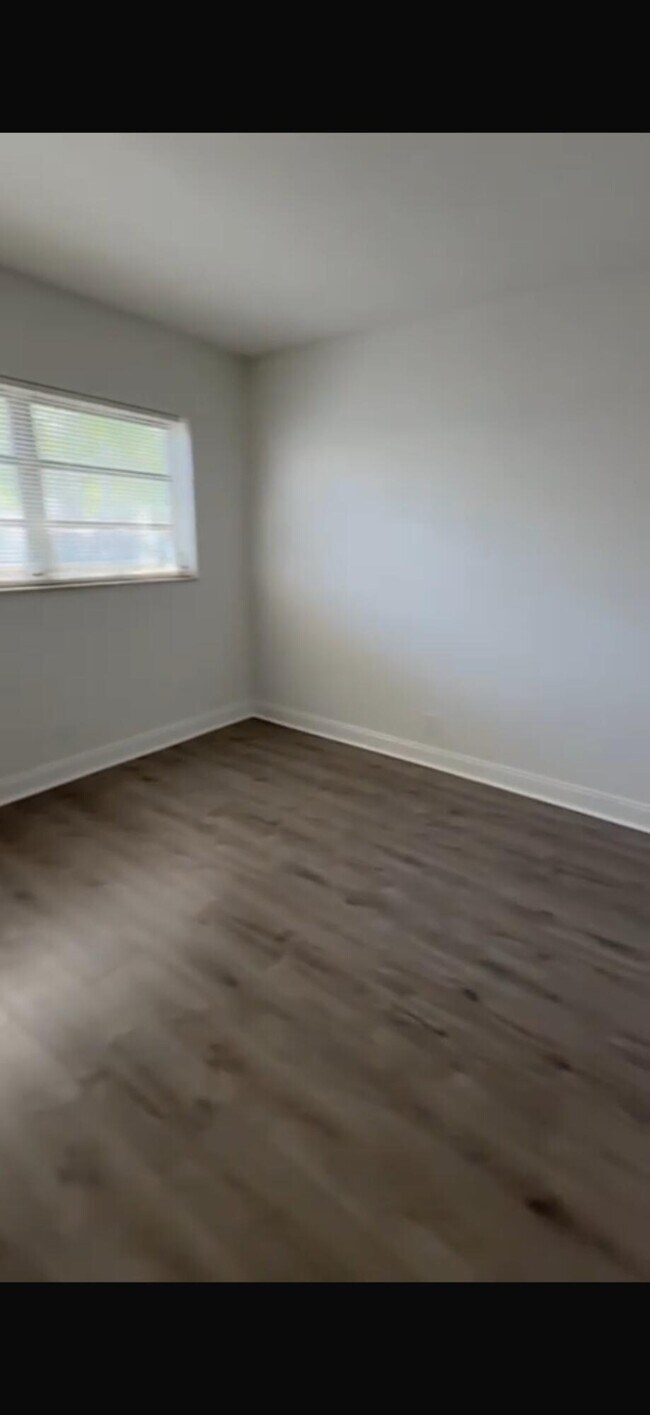 Building Photo - 826 NE 16th St