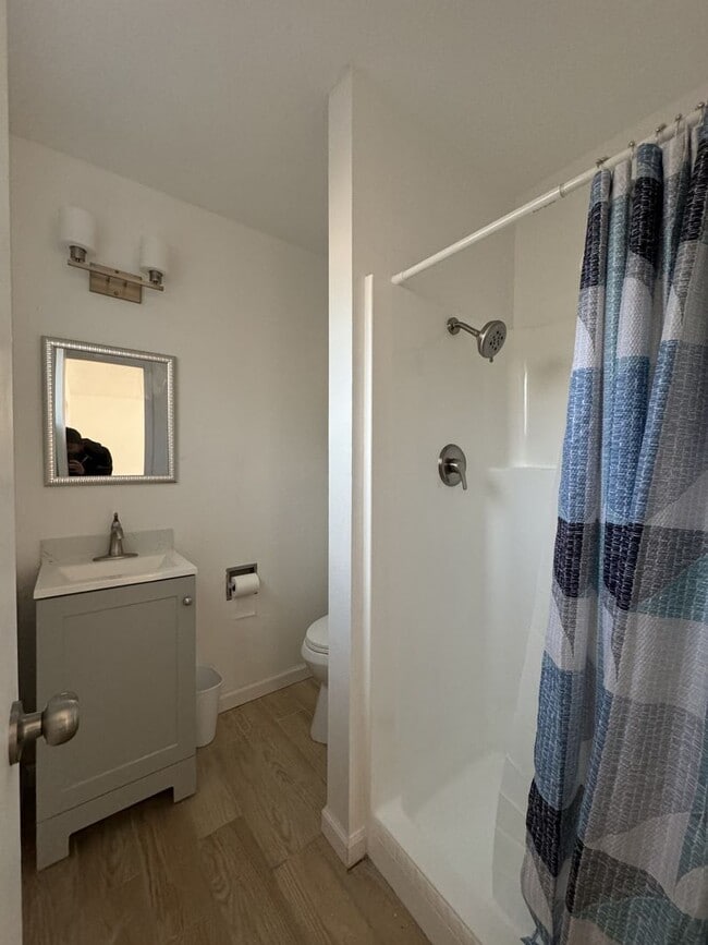 Building Photo - 2 Bedroom near Stateline