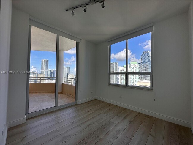 Building Photo - 808 Brickell Key Dr
