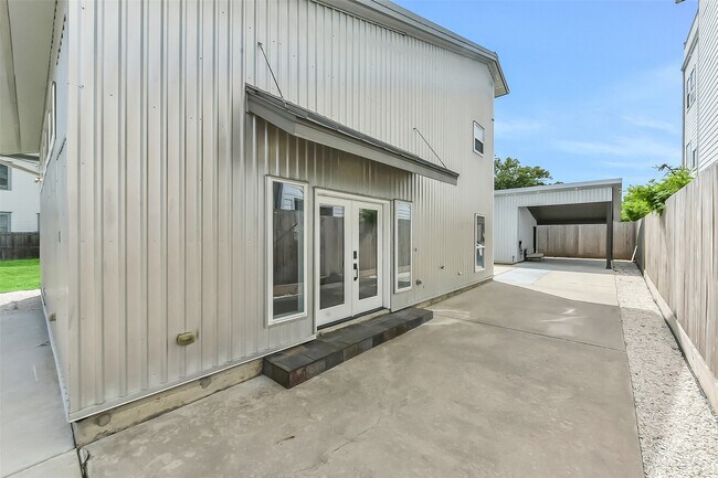 Building Photo - 1813 Crockett St