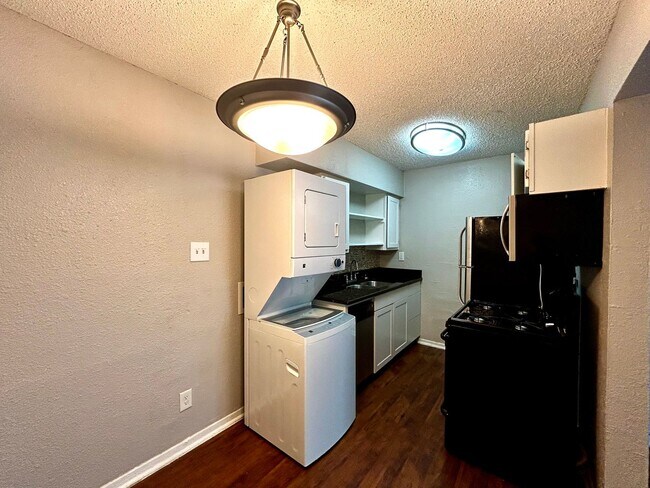 Building Photo - 2401 Manor Rd