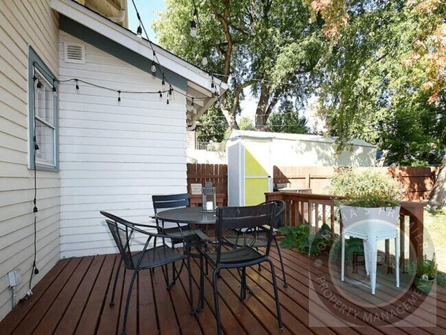 Building Photo - Discover 3-bedroom, 2.5-bath home in Omaha, NE